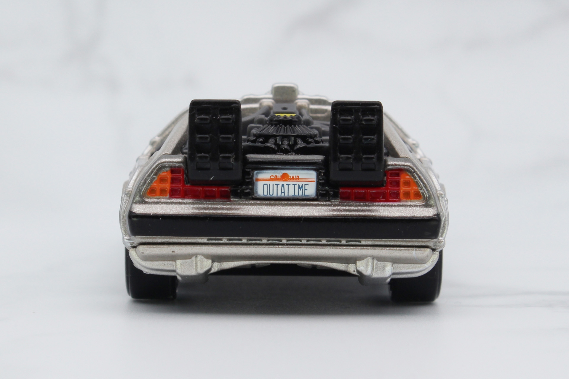 カリフォルニア州のナンバープレートに「OUT A TIME」の文字が見える