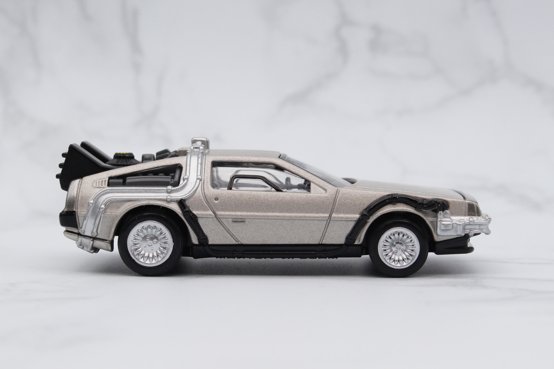 ケーブルやサイドウィンドウの分割線なども塗装で色分けされている