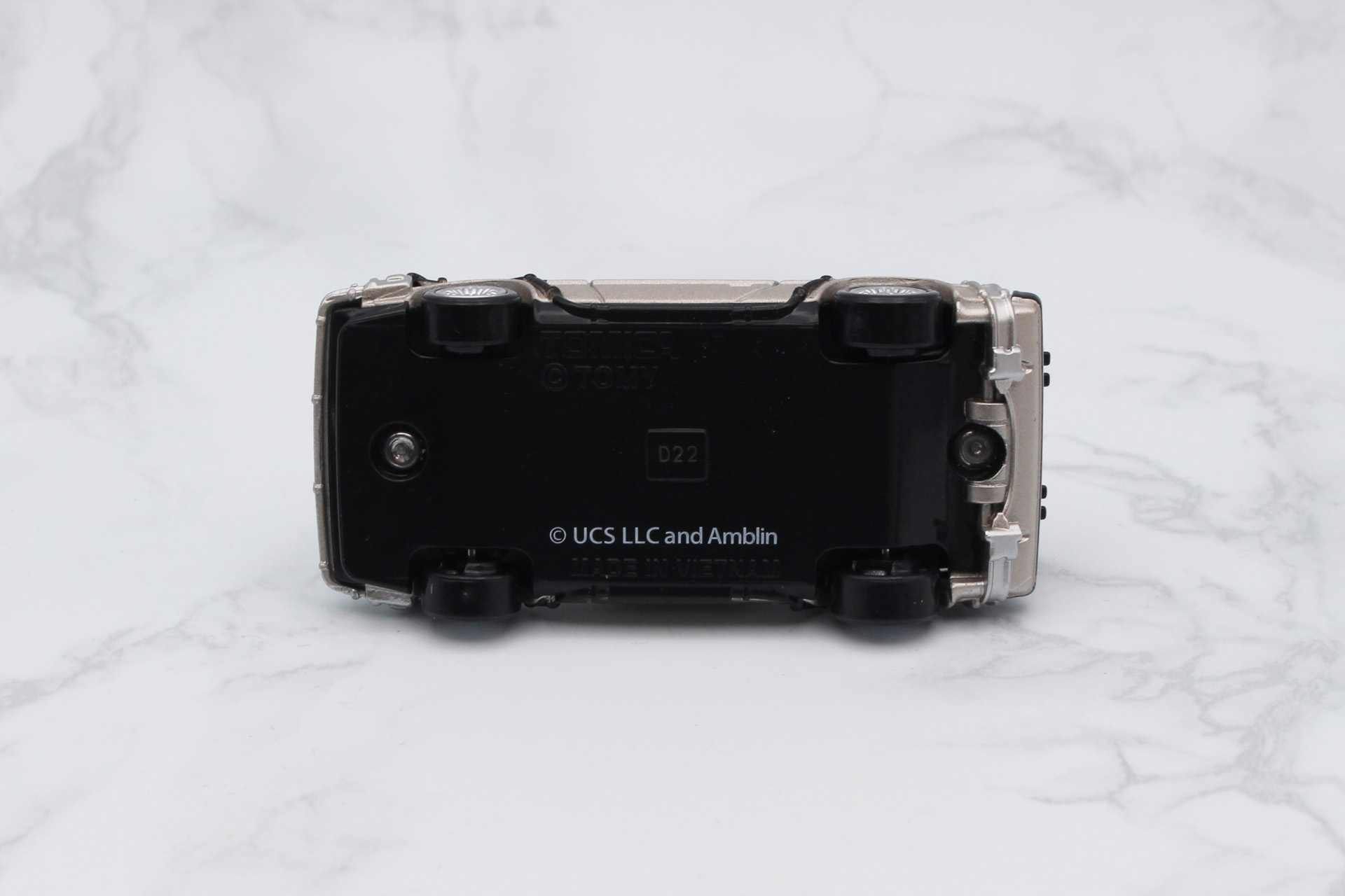 シャーシにモールドはない