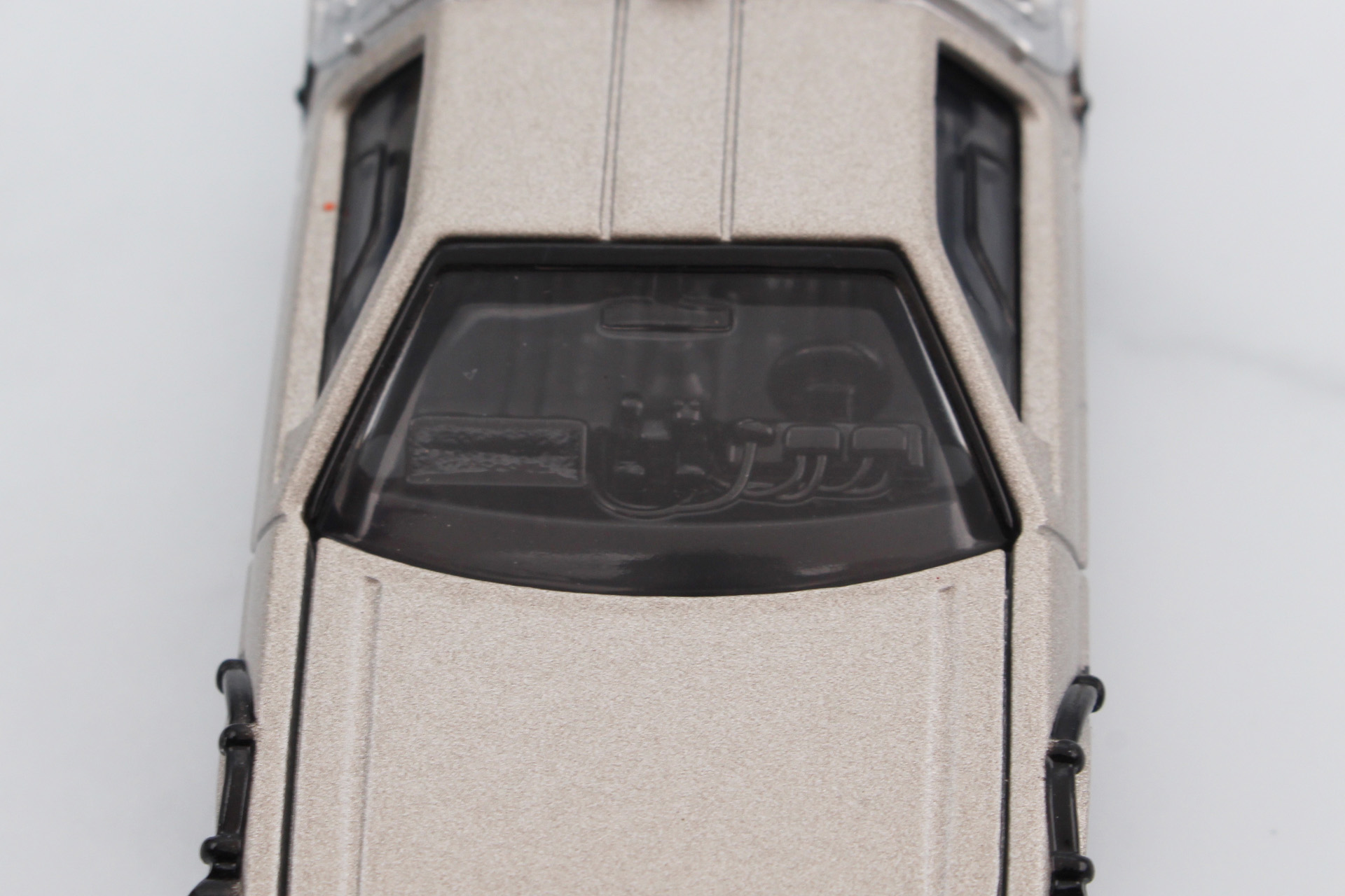 ステアリングやセンターコンソールはもちろん、タイムサーキットのあるダッシュボードも再現