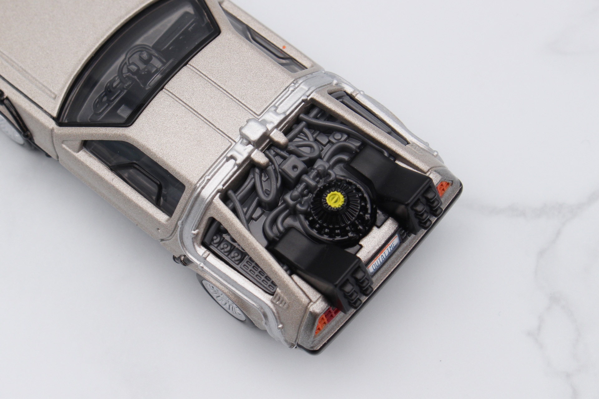 リアのメカも塗装にて色分け。一部につや消し処理がされるなど、芸が細かい