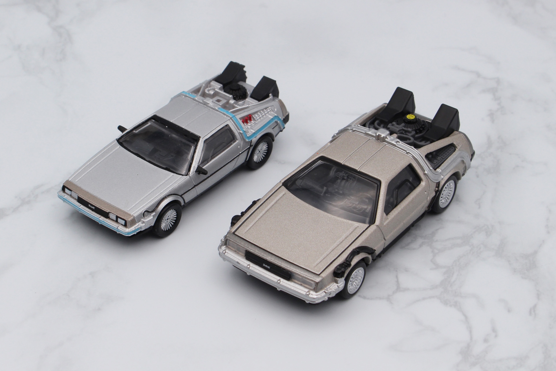 5月に発売されたタカラトミーアーツのカプセルトイのデロリアンと比較。左がカプセルトイ、右がトミカ。トミカのほうが一回り大きく、高級感がある