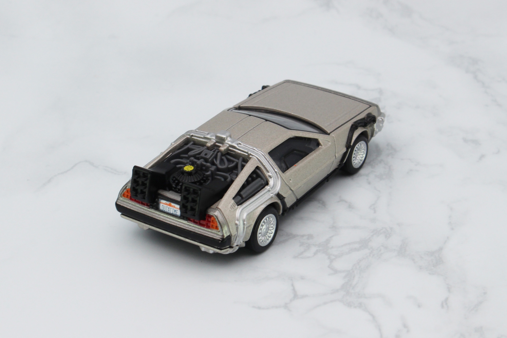 リアはメカニカルな印象が一気に強くなる