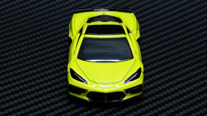 すぼまったフロントから大きく張り出したリアへのラインがよくわかります