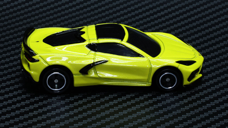 フロントからリアへかけて駆け上がるようなアグレッシブなデザイン