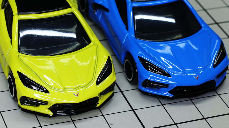 フロントのエンブレムと……