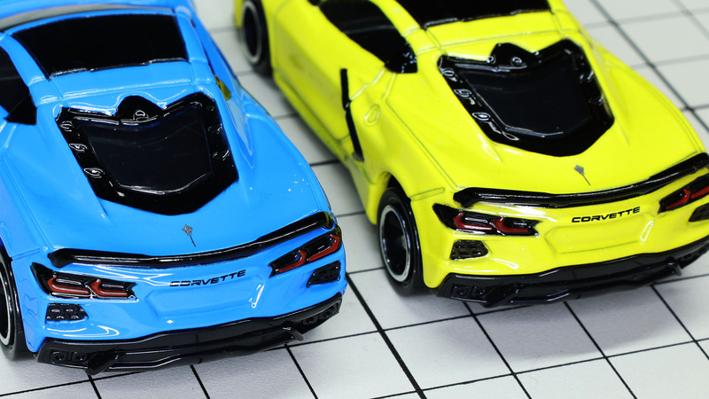 リアのエンジンフード上と“CORVETTE”のマーキングは印刷で再現