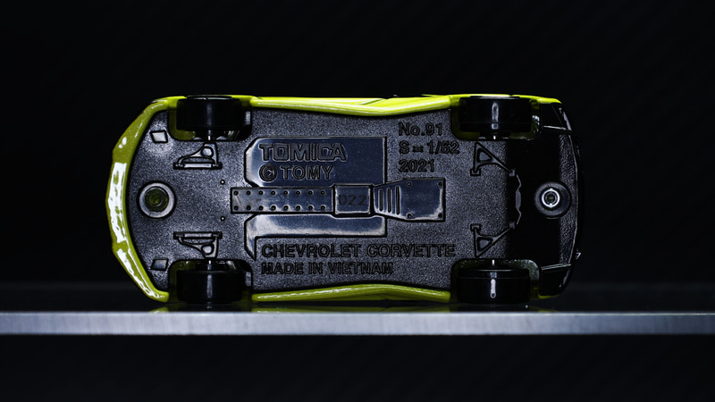 シャシーには仕様の刻印があり、C8型でダブルウィッシュボーンに変更されたサスペンションアームもモールドされています