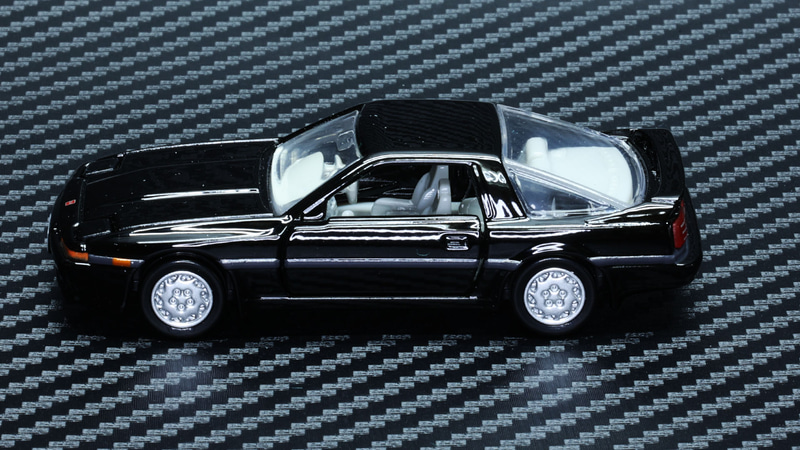 5穴の純正ホイールも細かくモールドされています