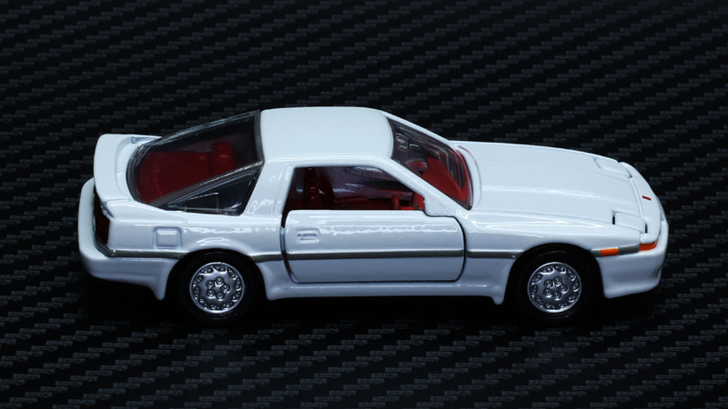 フロントからリアへ流れるようなシェイプです