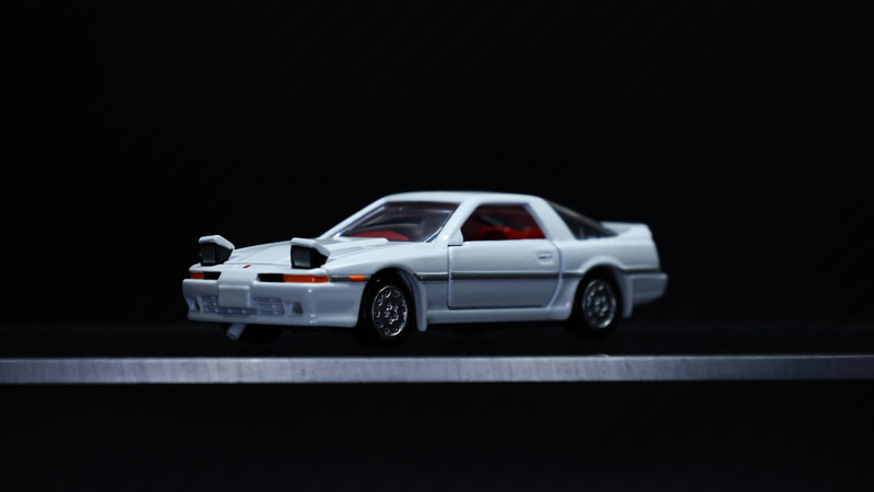 ホワイトボディーの内装はレッドです