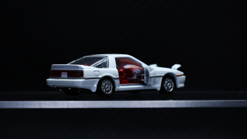 ホワイトボディーの内装はレッドです