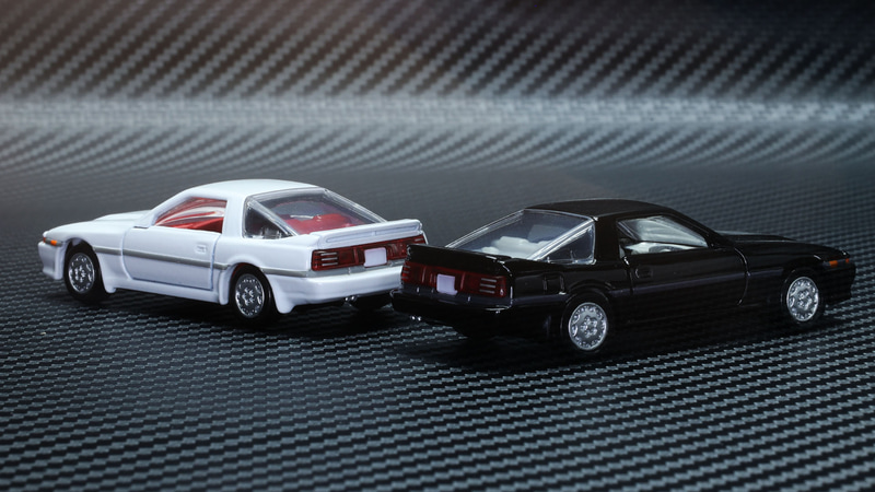 フロント・リアのホイールハウス後端のマッドガード形状も再現