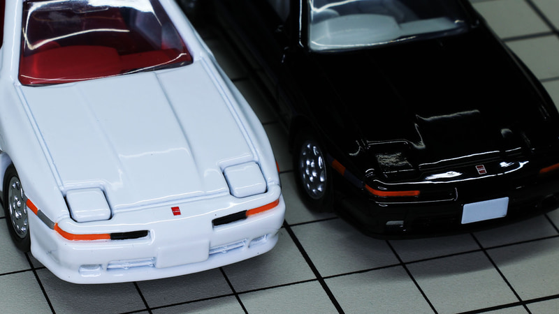 フロントの四角い“TOYOTA SUPRA”のエンブレムは印刷です