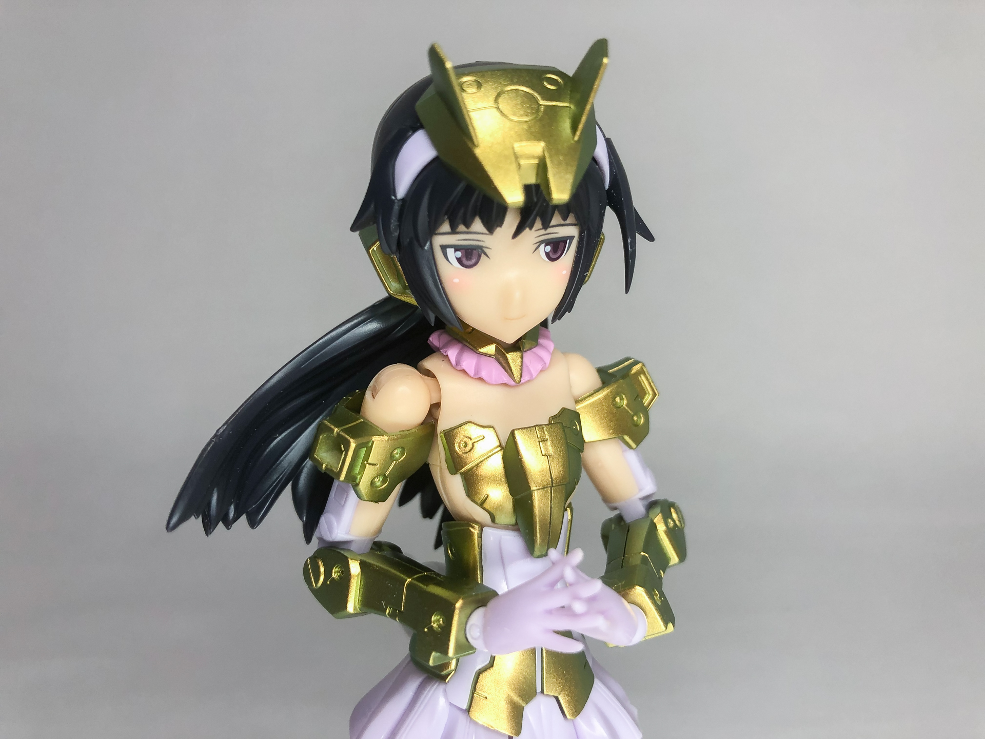 「BORN PAINT ベースカラーシリーズ 偏光グリーン/ゴールド」にて部分塗装を行なった「フレームアームズ・ガール アーキテクト Off White Ver.」