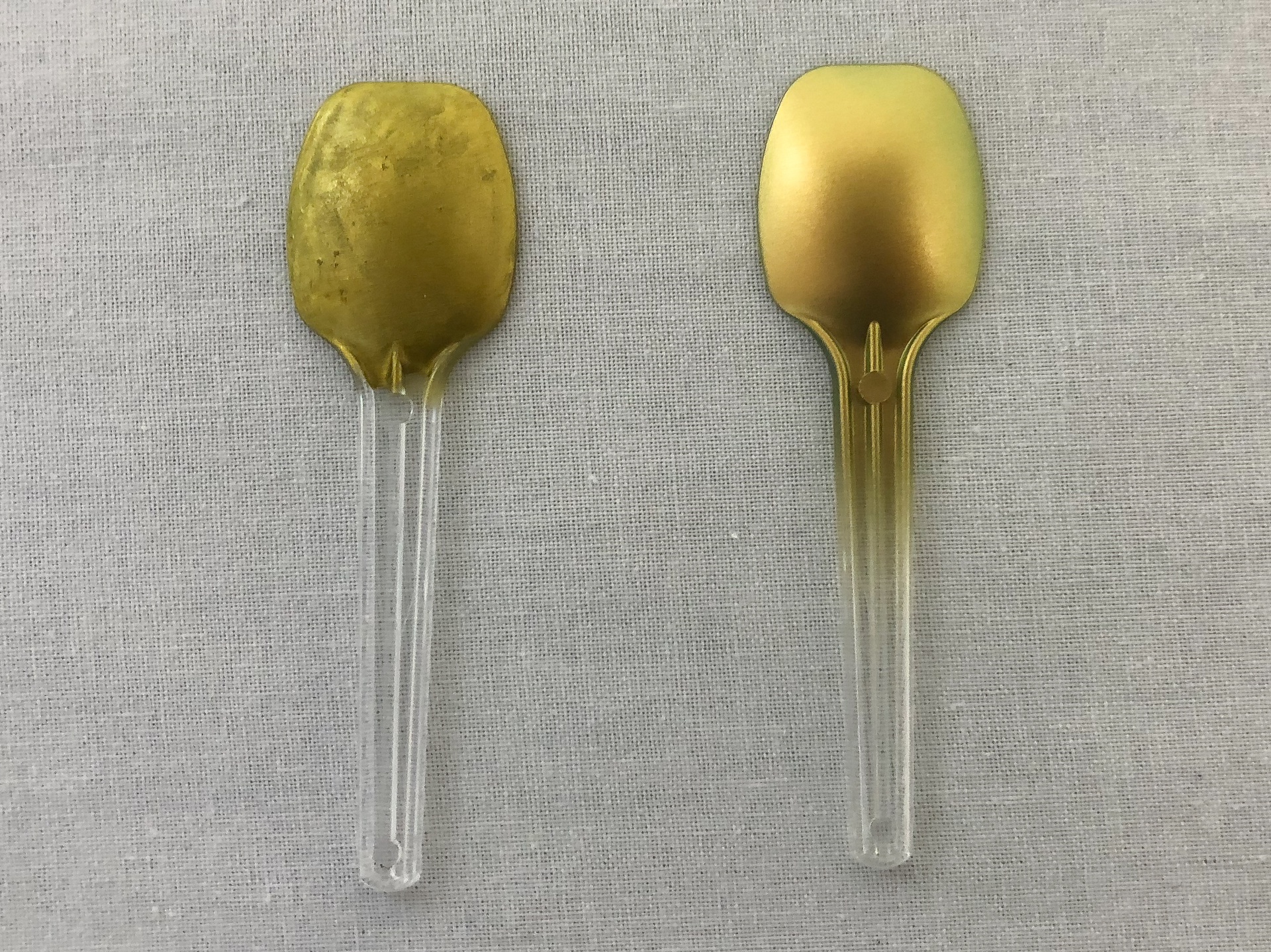 塗装方法による発色の違い。左側が筆塗、右側がエアブラシによる塗装。筆塗では均一な塗膜が得られないため偏光しにくく、普通のゴールドに見えます。