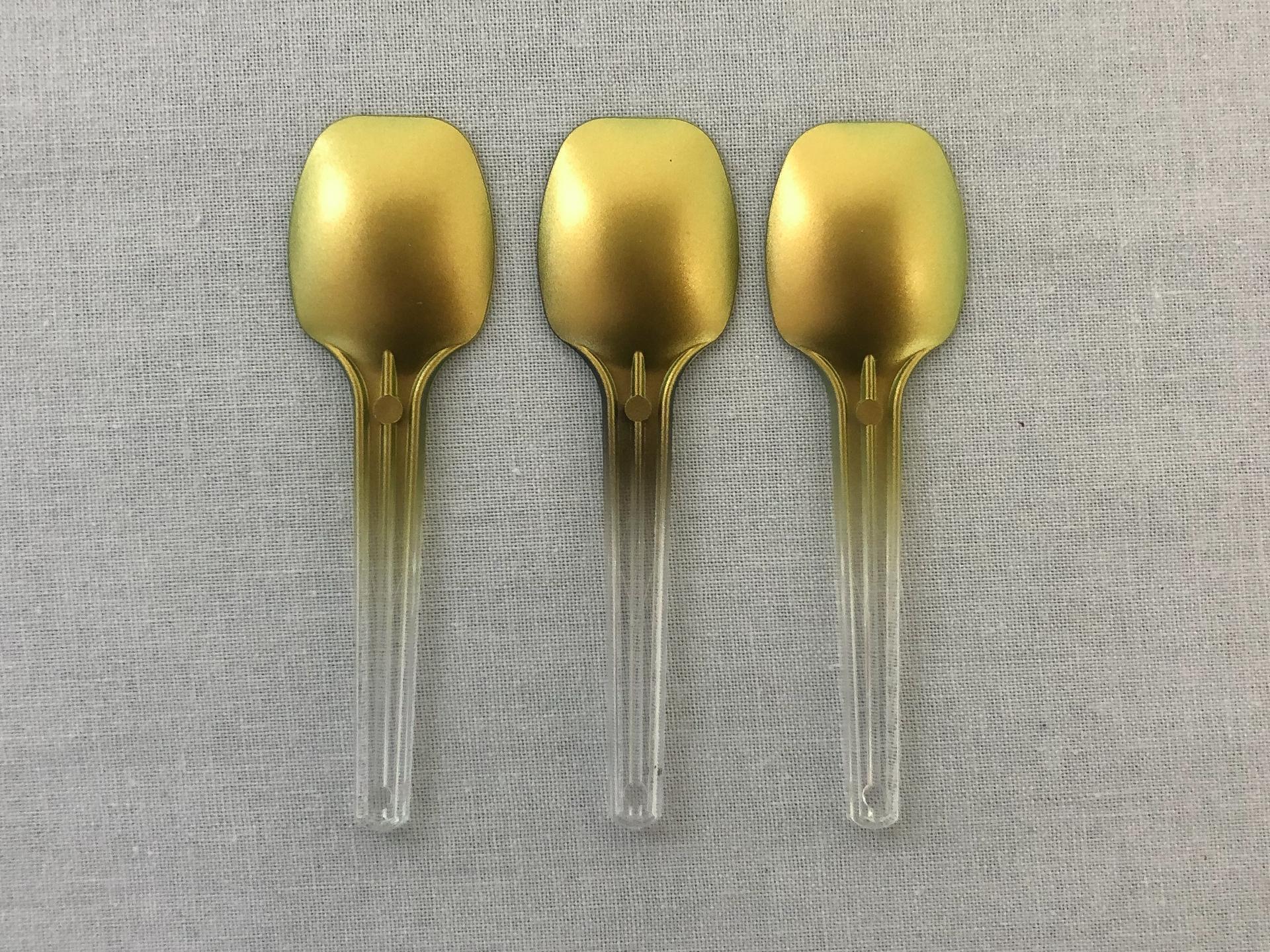 下地色による発色の違い。左側が透明下地、中央が黒下地、右側が白下地での塗装。すべて同じ発色に見えます。隠ぺい力が高いため下地に影響されることはないようです。