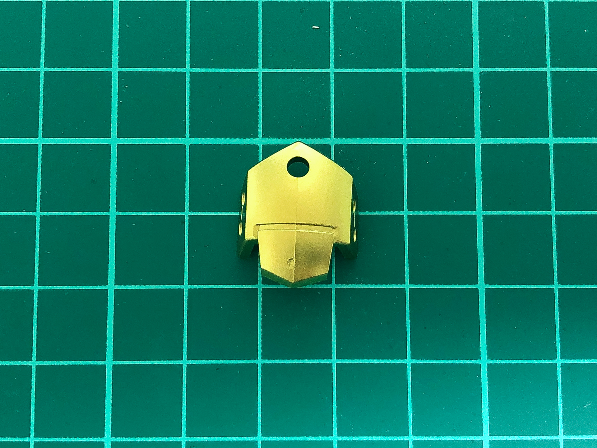 塗装を行なった外装パーツ。一見ゴールドに見えますが、パーツ側面がグリーンに偏光しています。