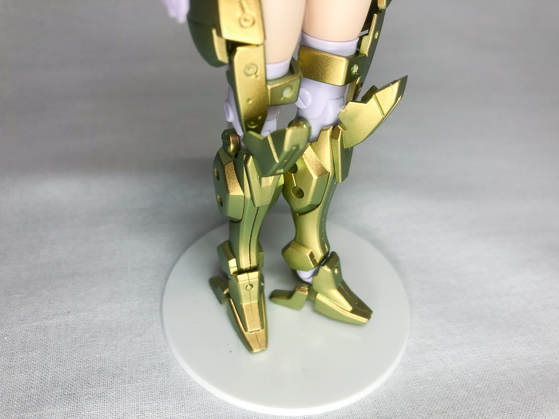 脚部のアップ。アーキテクトは脚部全体が装甲となっているため、装甲色が金属色になると見た目の重心が下がるため安定感があるように感じます。
