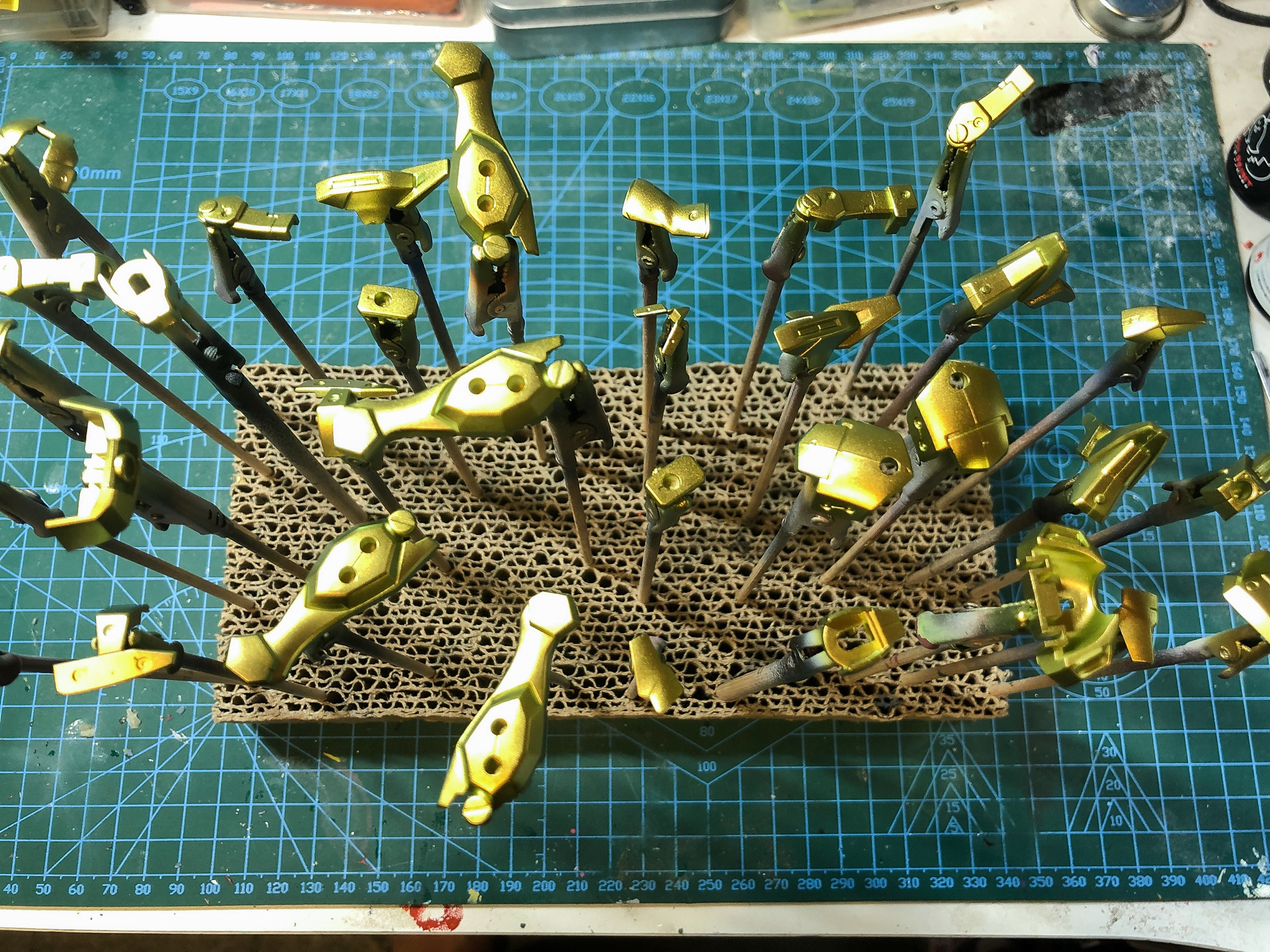 塗装を行なった外装パーツ。一見ゴールドに見えますが、パーツ側面がグリーンに偏光しています。