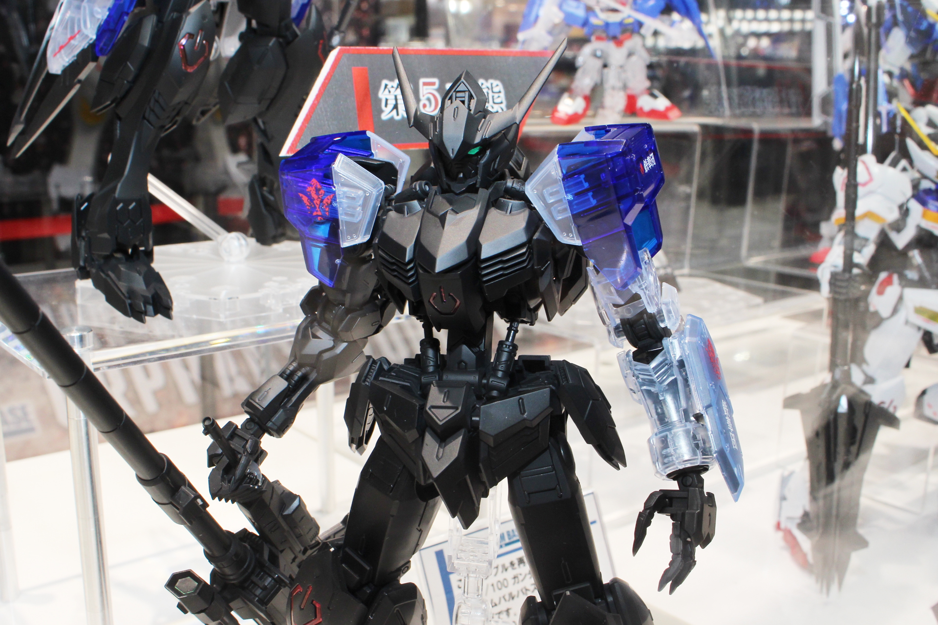 第2形態。両肩のアーマーとシールドを装着。なお第1形態はこの第2形態の肩アーマーを外した状態となる