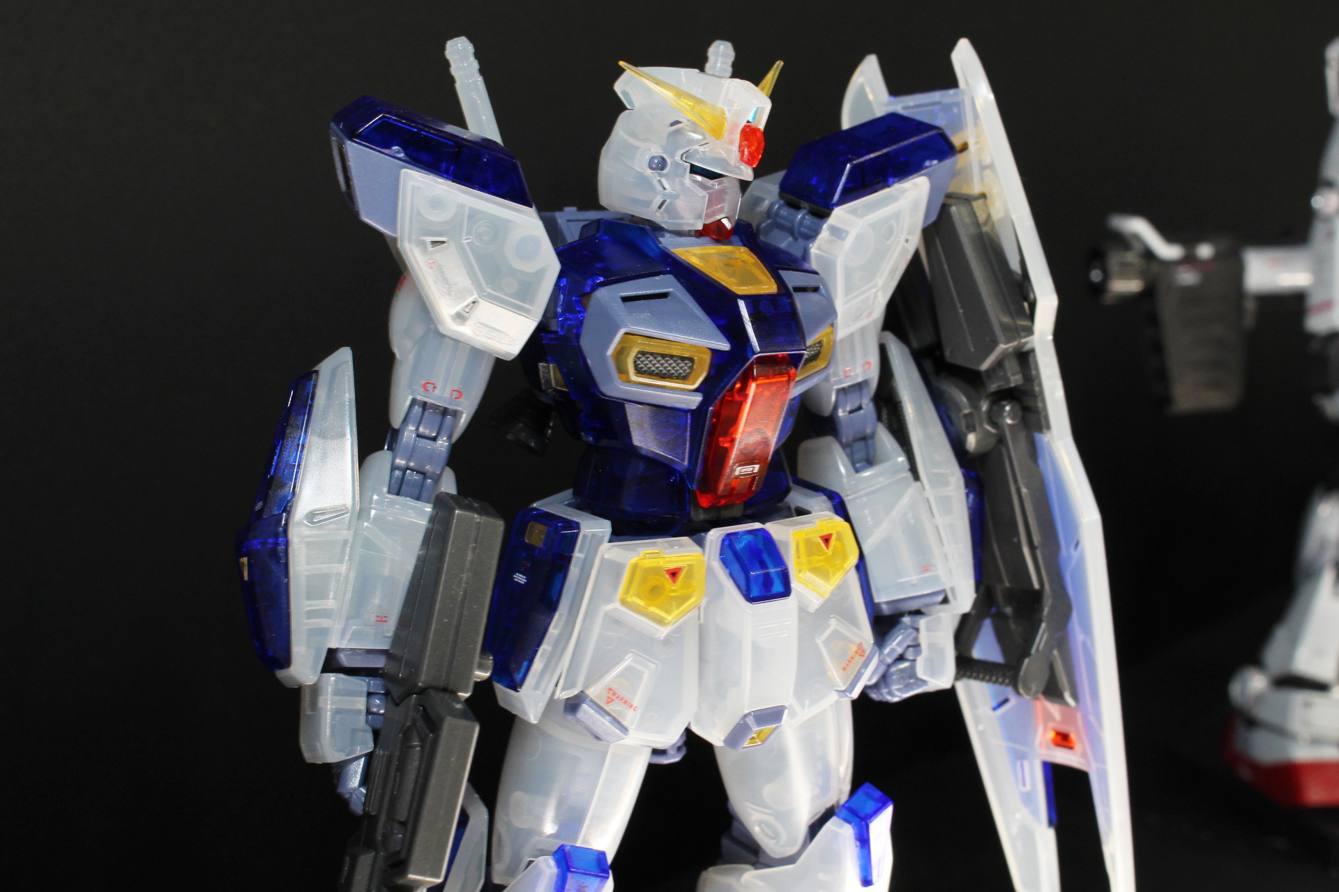 設定全高約15mと、ガンダムシリーズの中では小さい機体で、このアイテムもMGシリーズとしてはやや小さめだ