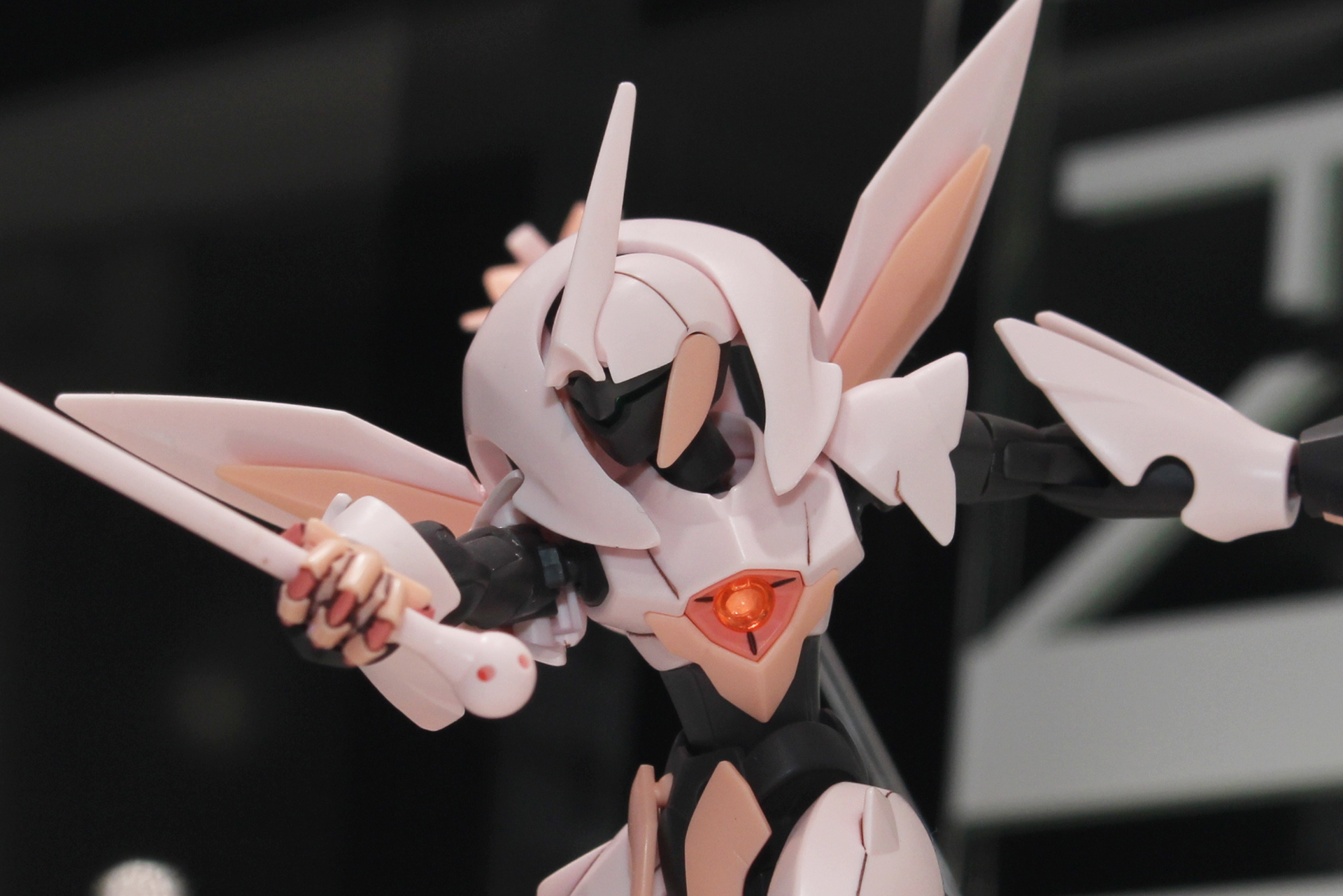 胸部などにはクリアパーツを採用している