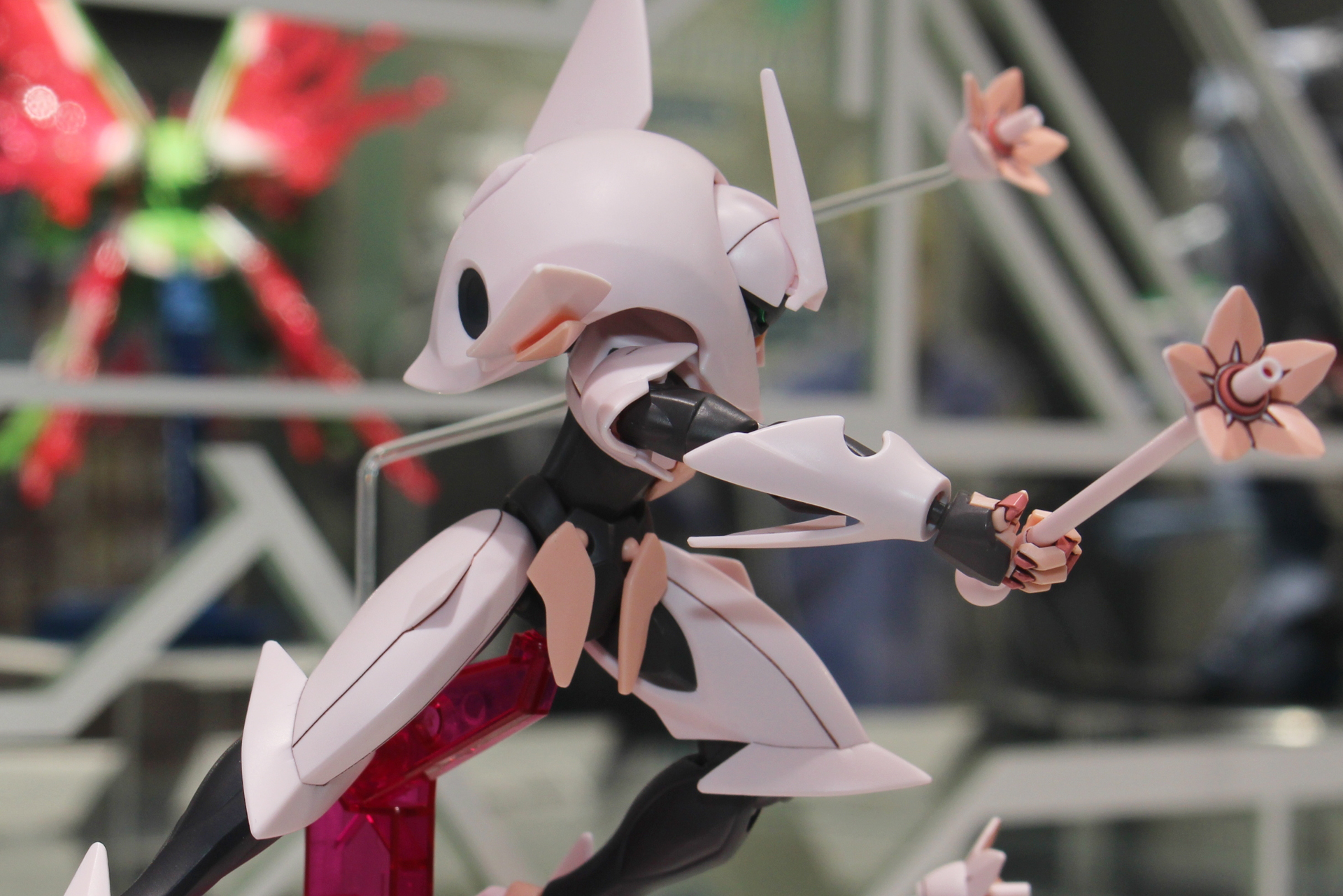 甲羅のような丸いフォルムのバックパックが特徴的