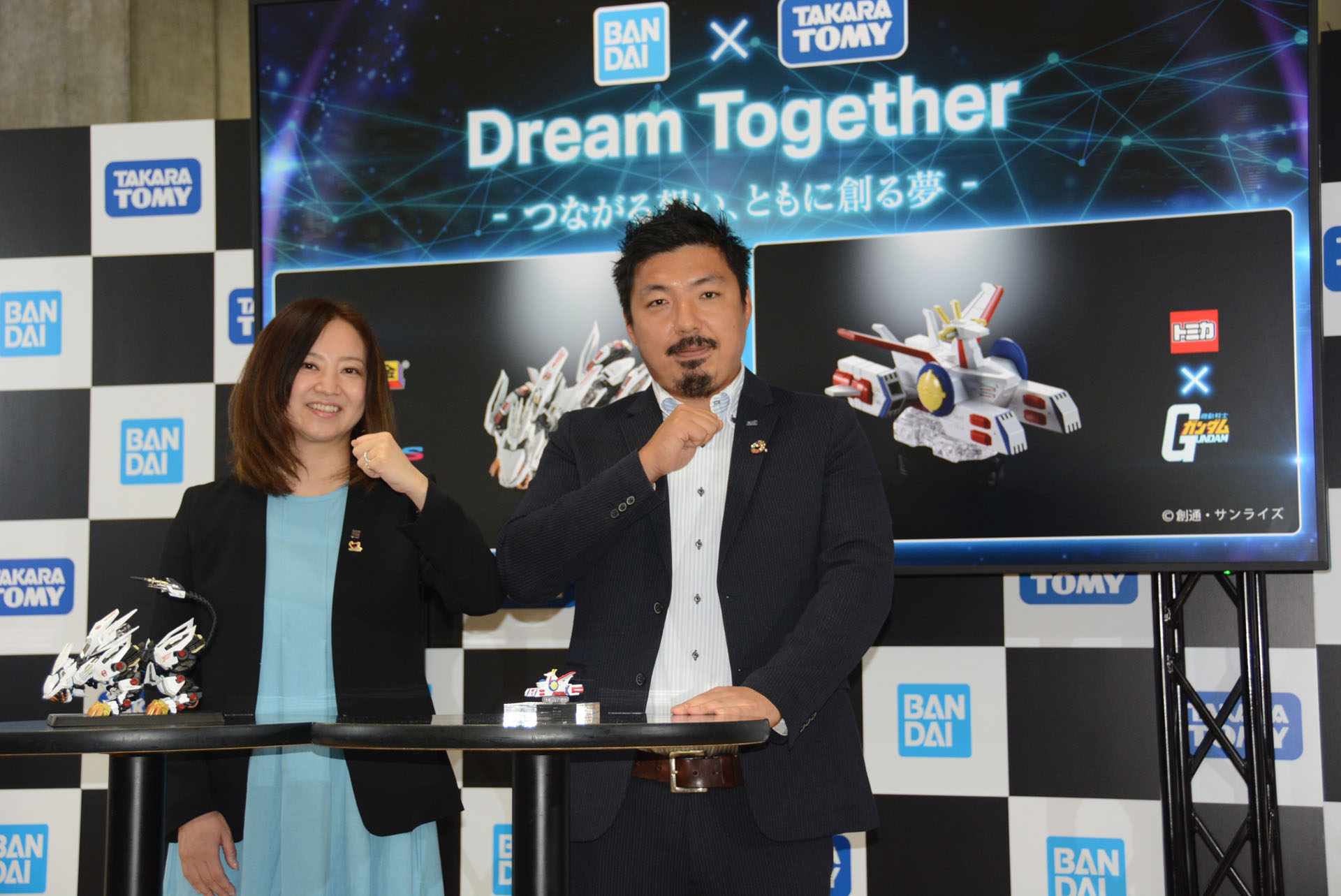 コラボレーション発表を行なったBANDAI SPIRITS代表取締役社長 宇田川南欧氏(左)と、タカラトミー常務取締役 富山彰夫氏