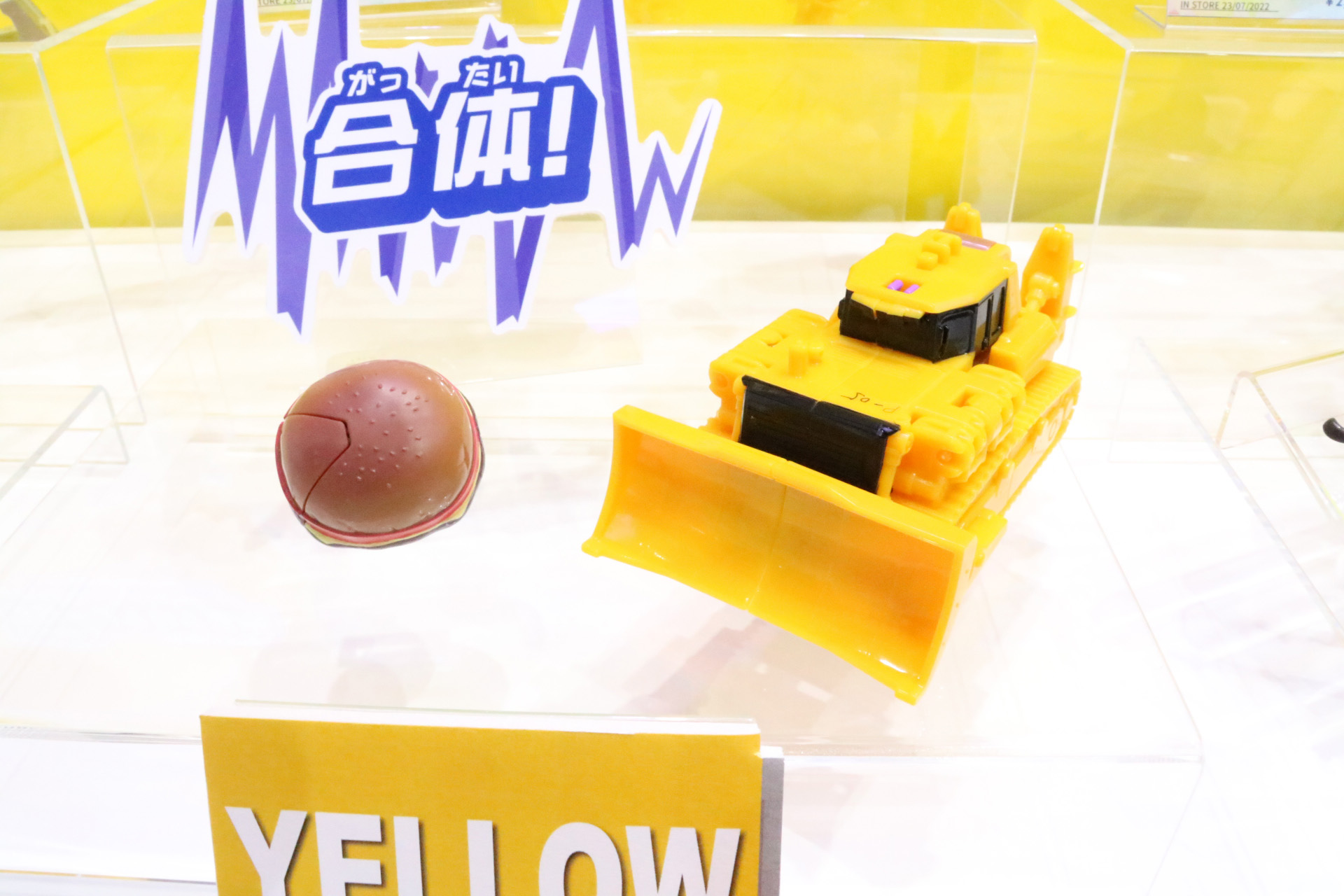 「ハンバーガー」と「ブルドーザー」は現実的な大きさの比率ではない