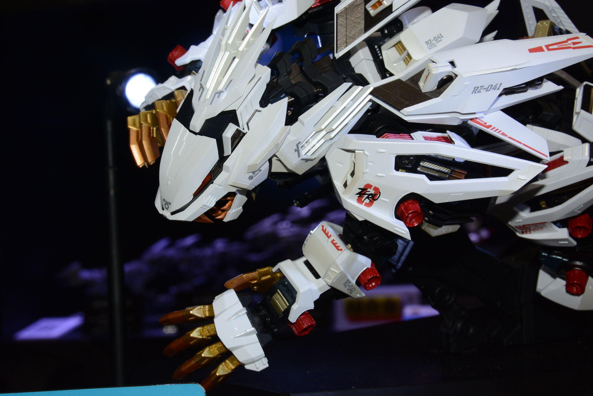 動力による"動き"をセールスポイントとしていたタカラトミーの「ZOIDS」を、アクションフィギュアとしてのアプローチで表現