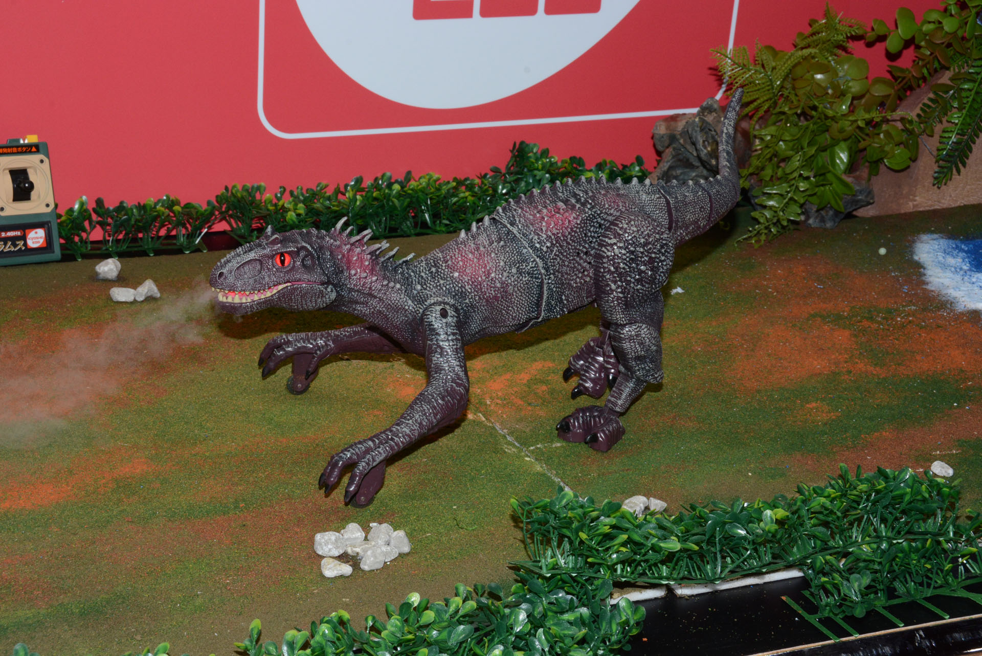 怪獣的アレンジのされた「バーニングダイナソー」。かなり凶暴なデザインだ