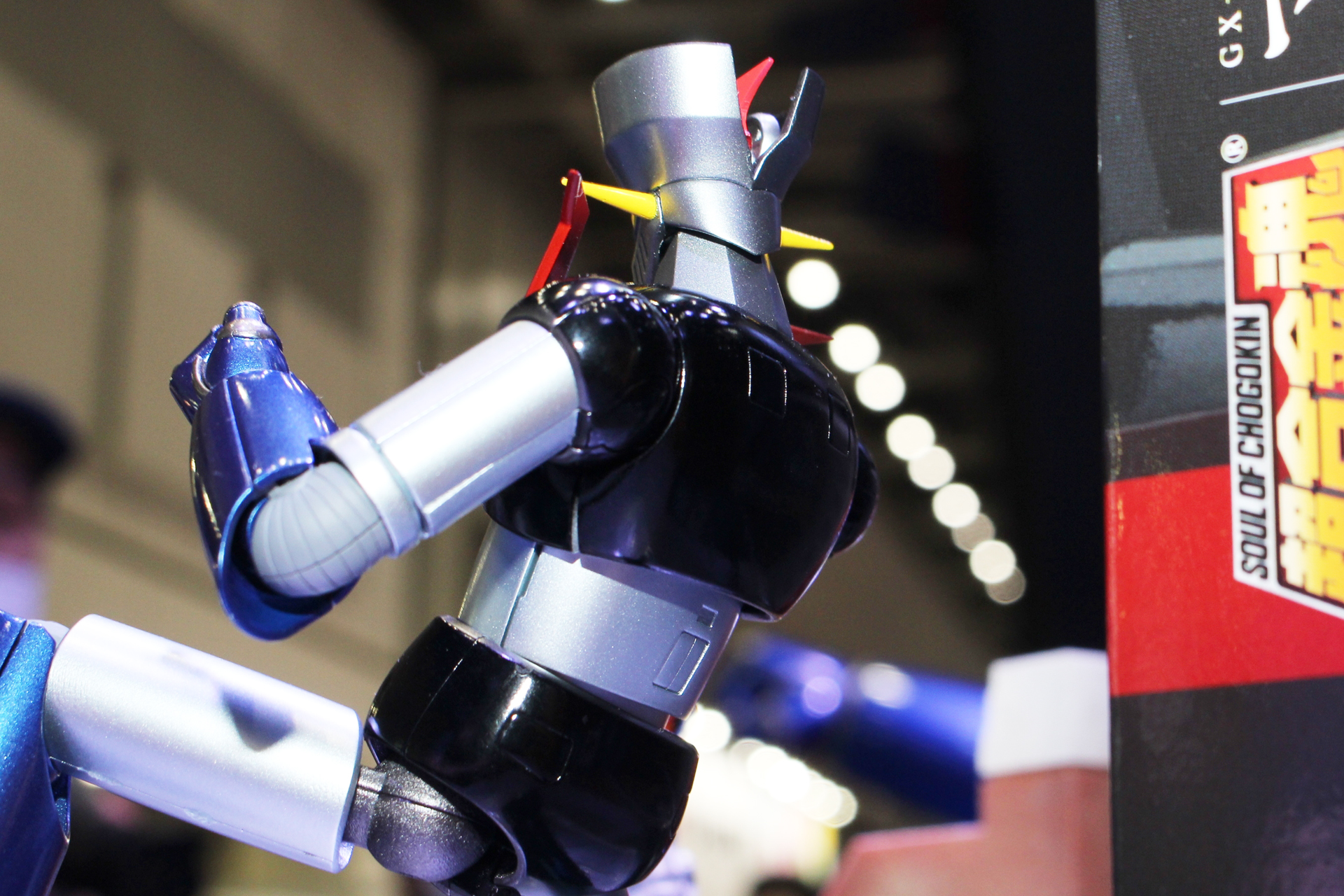 写真では見にくいが、肩の裏側部分が押せるようになっていて、それがロケットパンチの発射ボタンだ