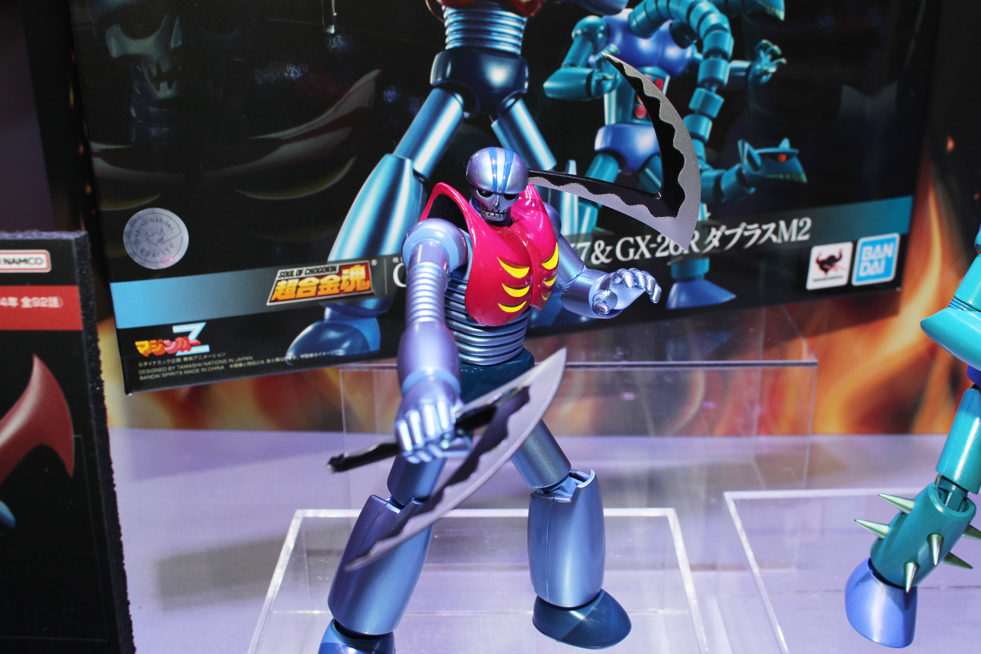 ガラダK7はカラーリングをアニメに忠実に彩色した他、頭部の鎌を劇中の形（刃が外側にある）に新規造形したもの