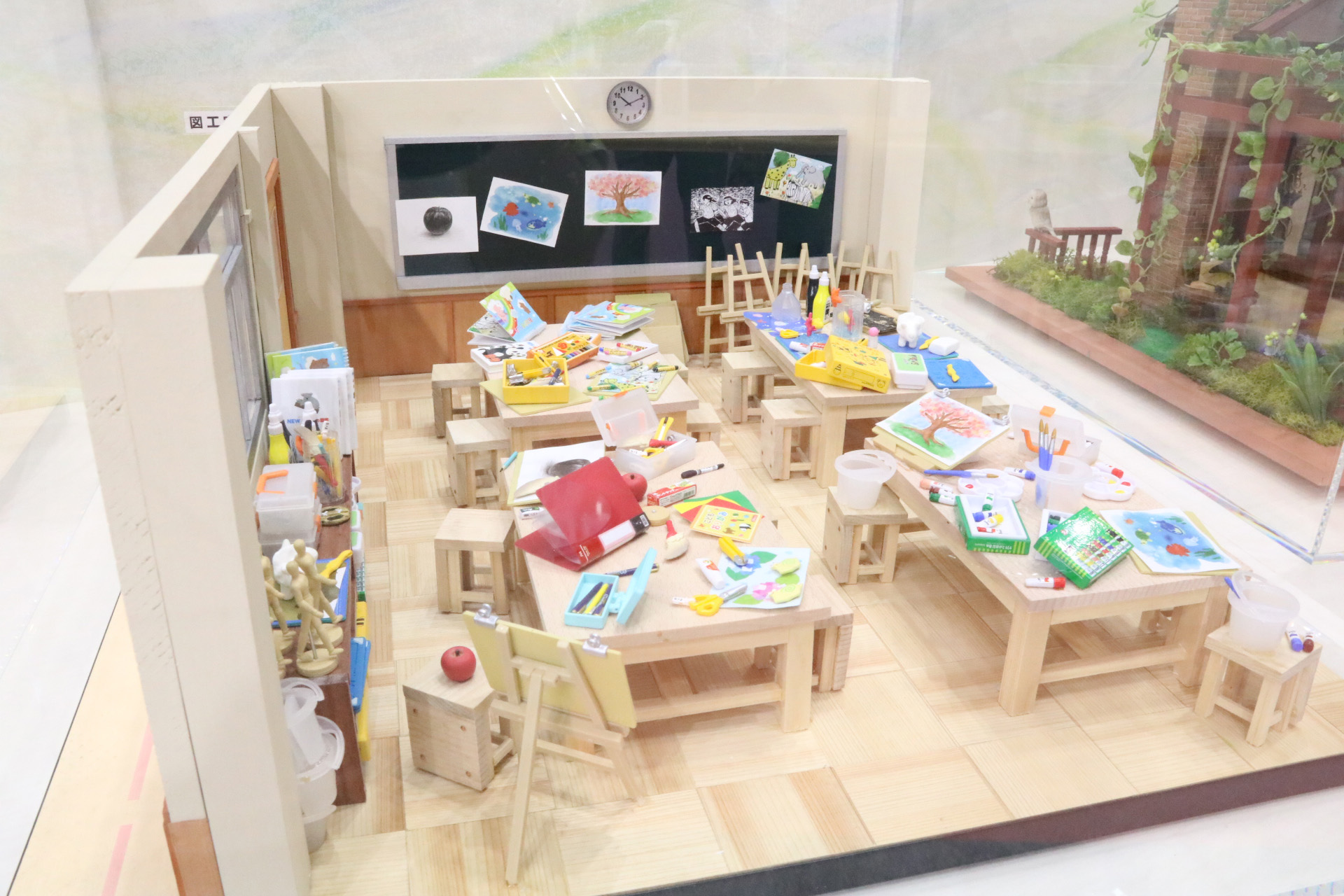 企業とのコラボミニチュア「ぷちサンプルシリーズ あの頃、私とサクラクレパス。」ジオラマ