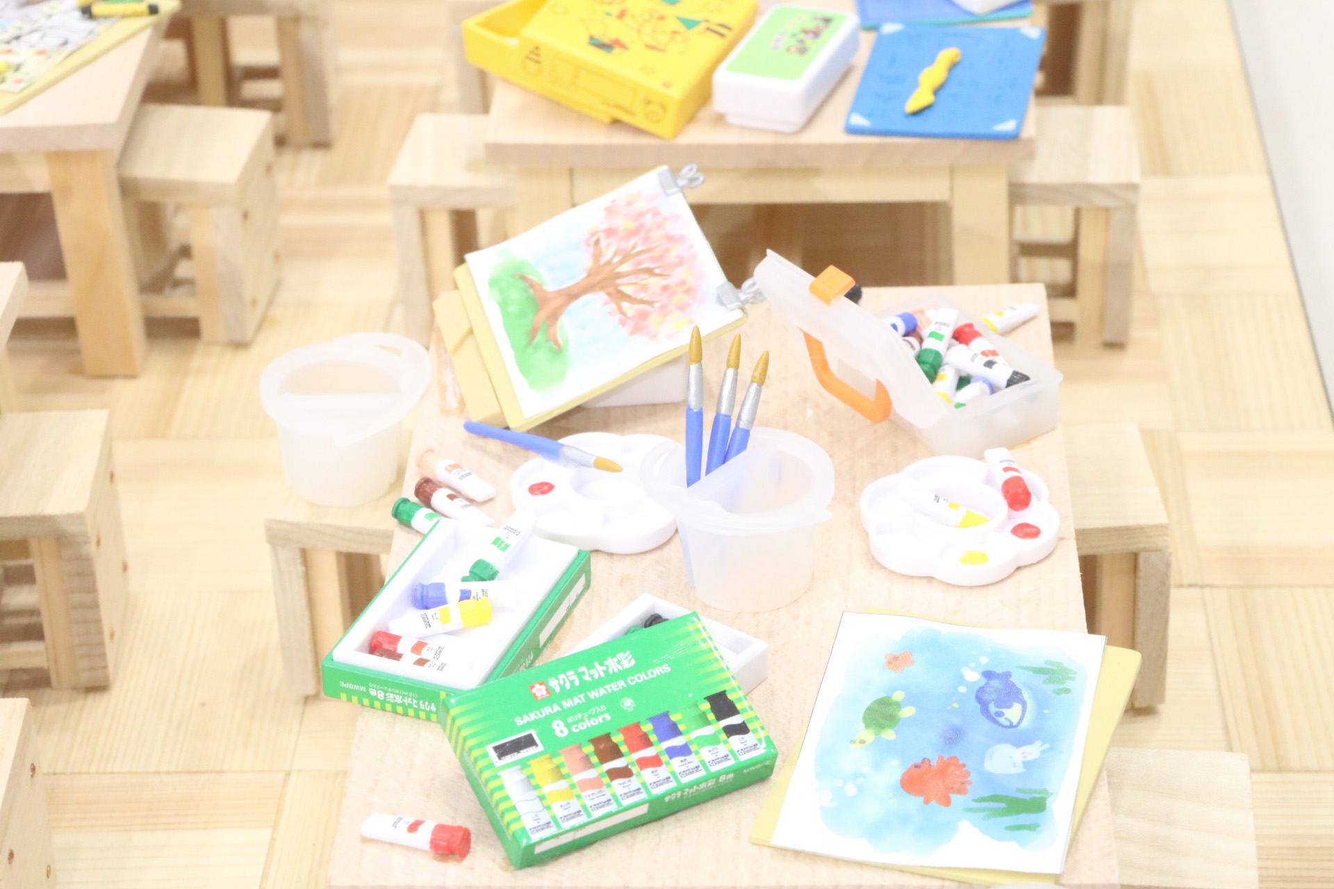 小学校の図工の時間を彷彿とさせるジオラマとなっている