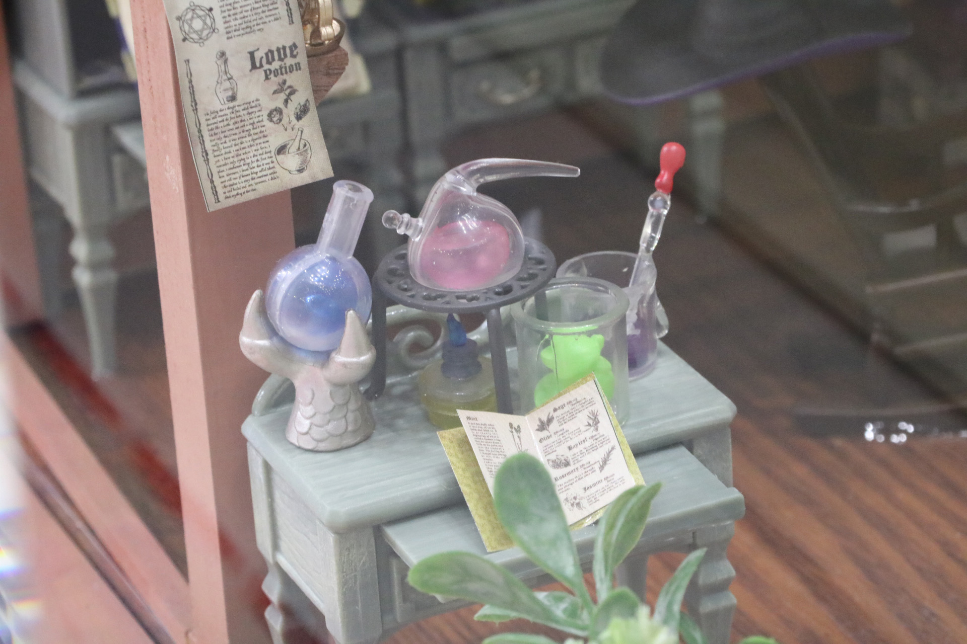 童話に出てきそうな魔女の道具をミニチュアで再現