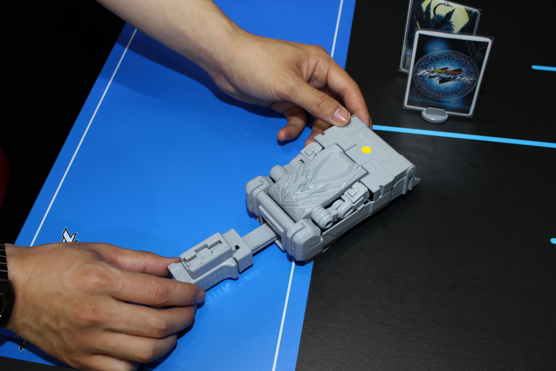 本体とレバーを合体させると、体の部分が起き上がる