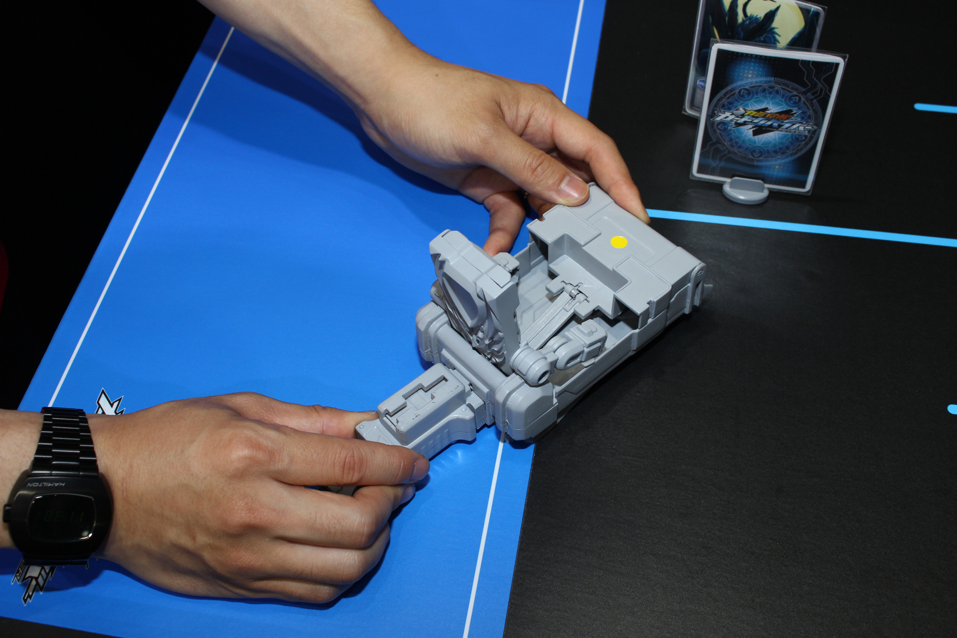 本体とレバーを合体させると、体の部分が起き上がる