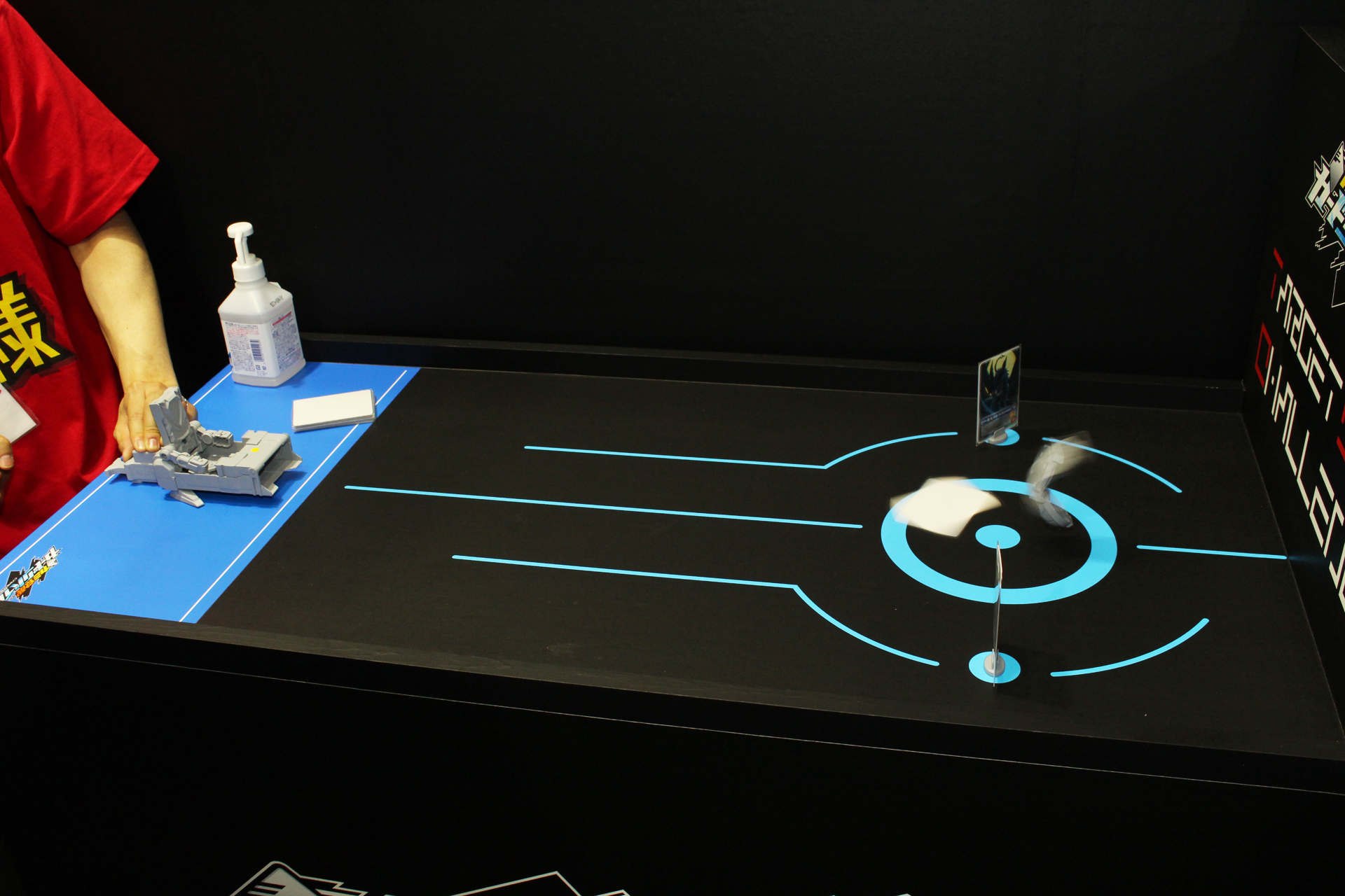 レバーを引いて離すと、カードが勢いよく飛び出す。別売り予定のターゲットにはスプリングが仕込まれていて、当たると跳ね上がる