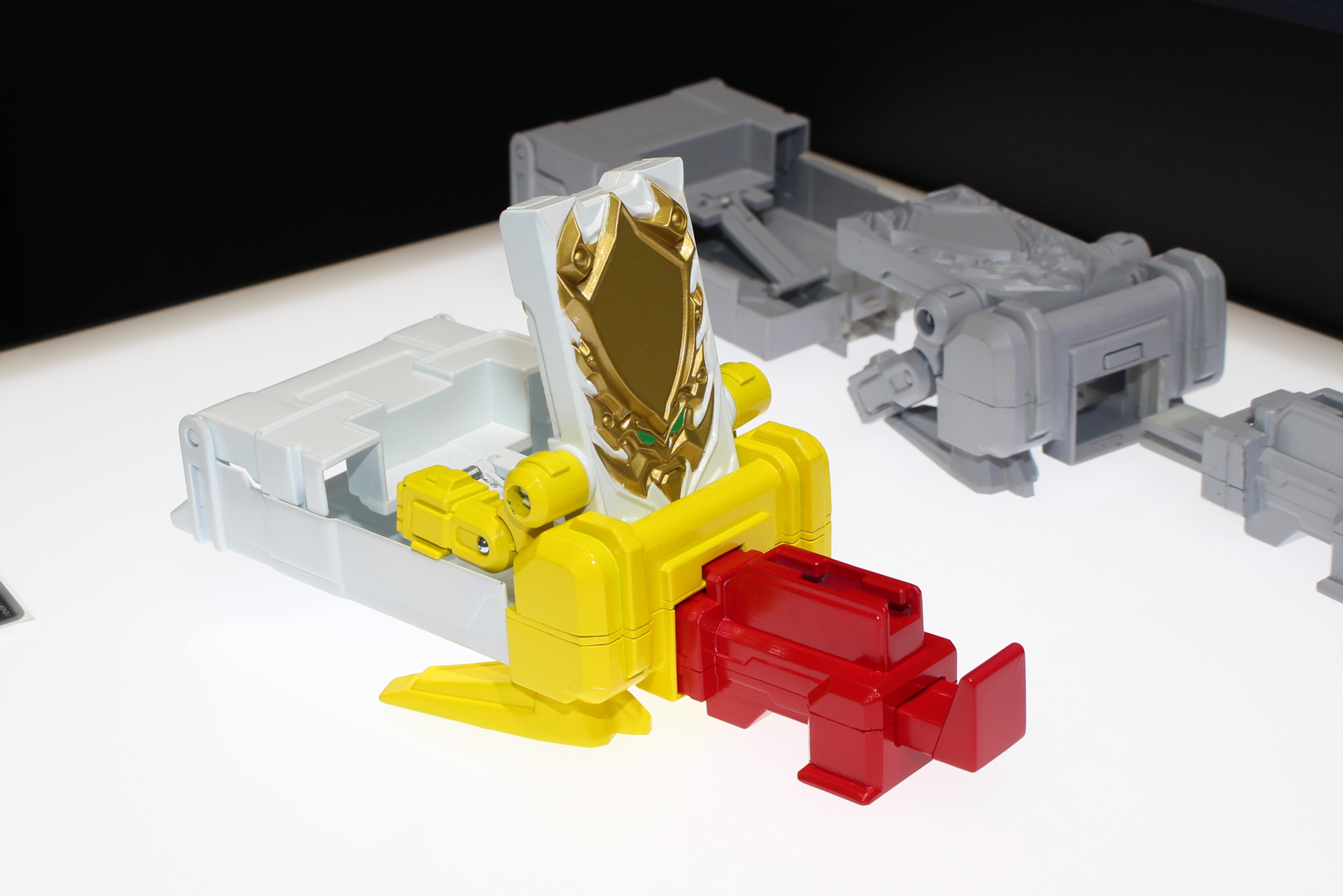 イエローの「KING SPADE」。トランプをモチーフとしている