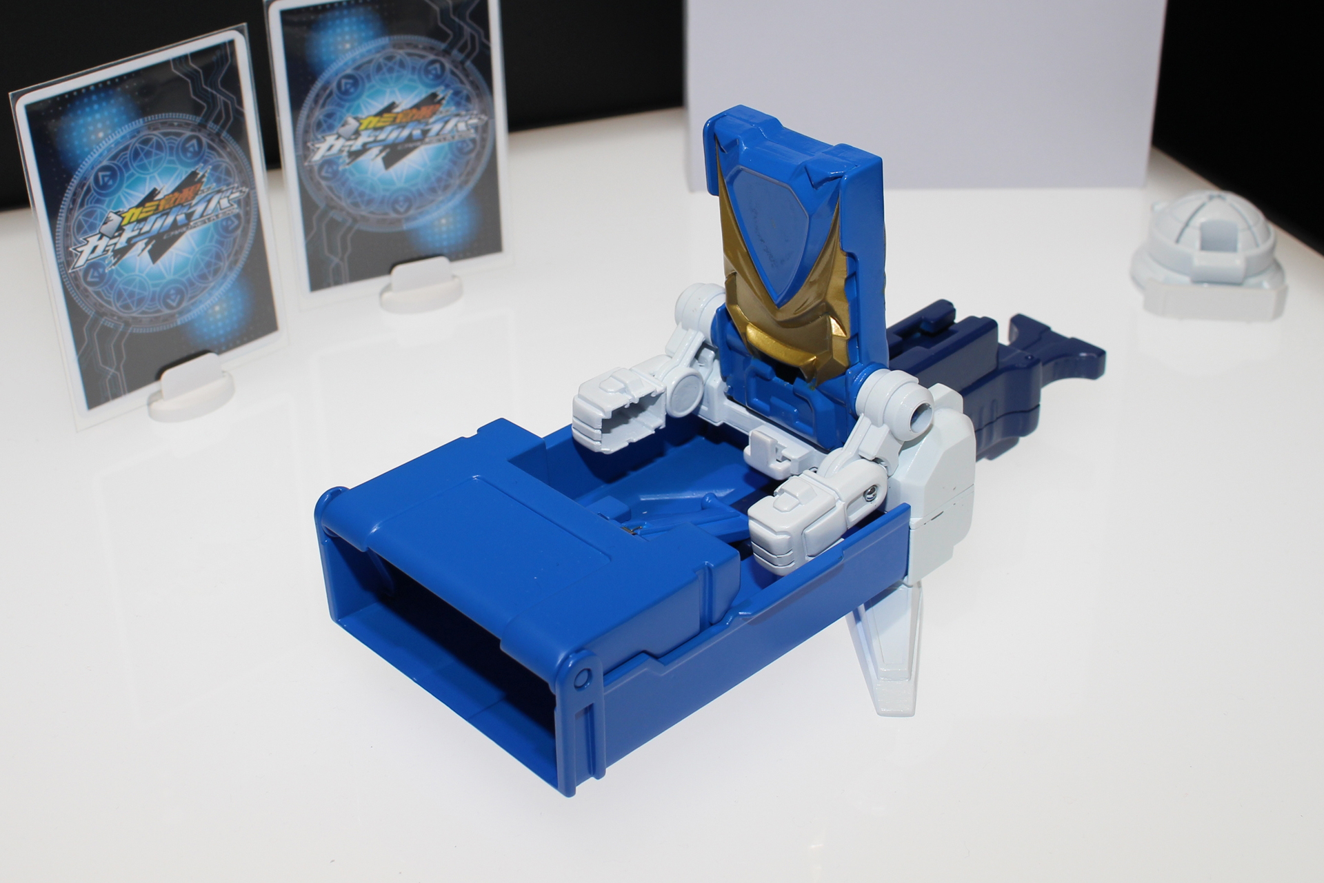 ブルーの「DUEL DRAGON」。トレーディングカードがモチーフ