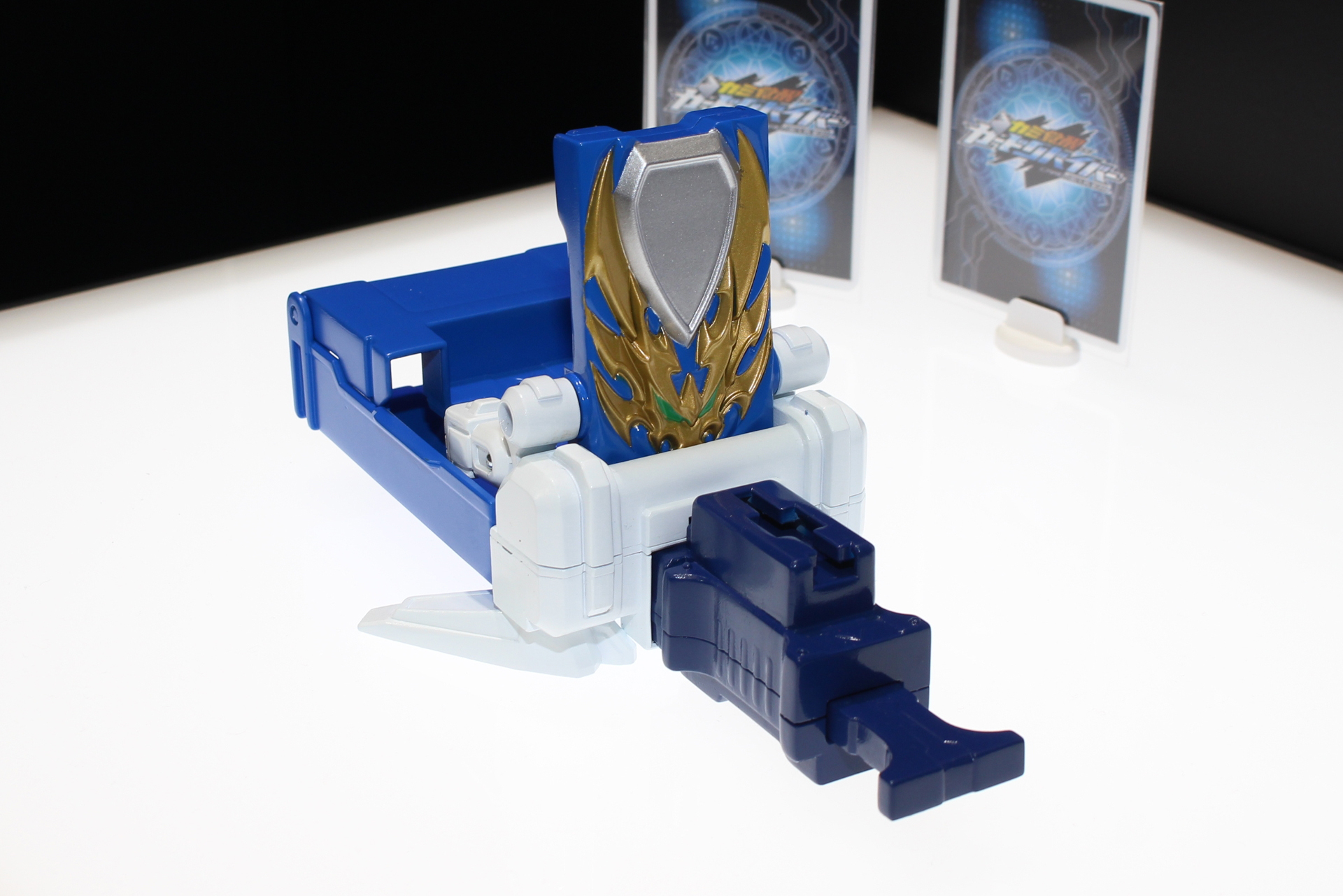 ブルーの「DUEL DRAGON」。トレーディングカードがモチーフ