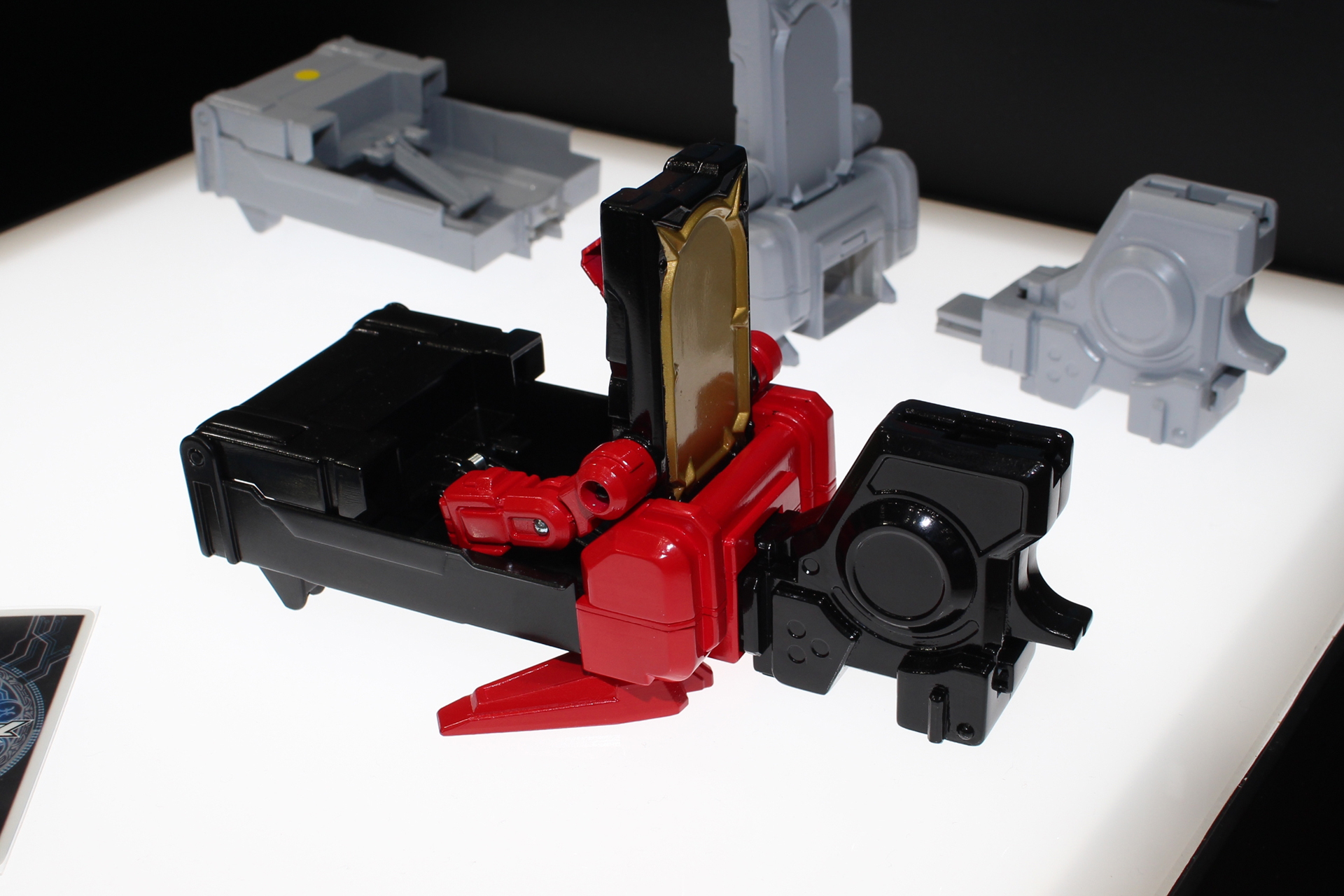 レッドの「忍天丸」。花札がモチーフ。背面のデザインもそれぞれ異なる