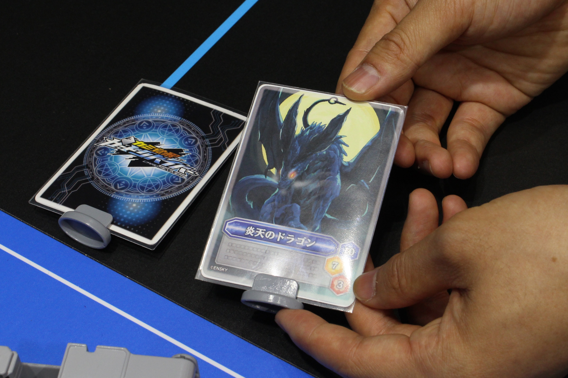 付属するトレカの試作品。まだ内容などは決まっていないが、数字の色と本体色がルールに絡む予定