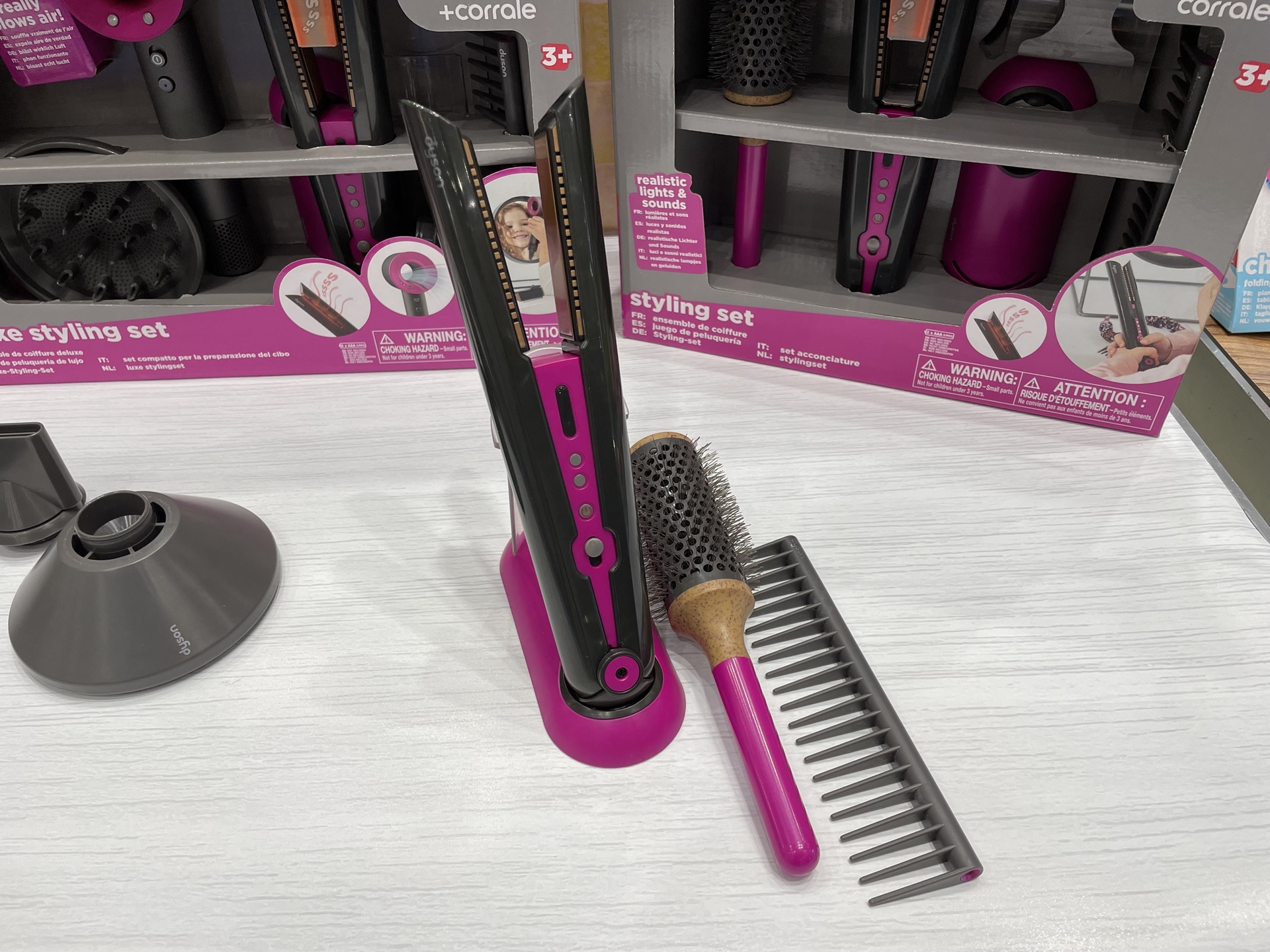 「コーラル」は挟むように動作させると赤く光り、ジューッという音も出る。髪に当てれば本当にヘアアイロンを当てているような気分になれるだろう