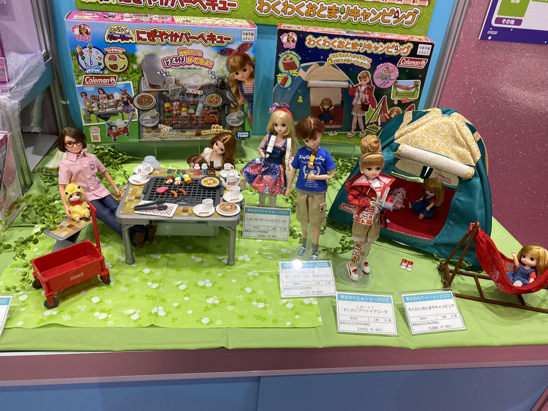 コールマンとコラボした2商品。左が昨年発売の「もくもくジュージューにぎやかバーベキュー」