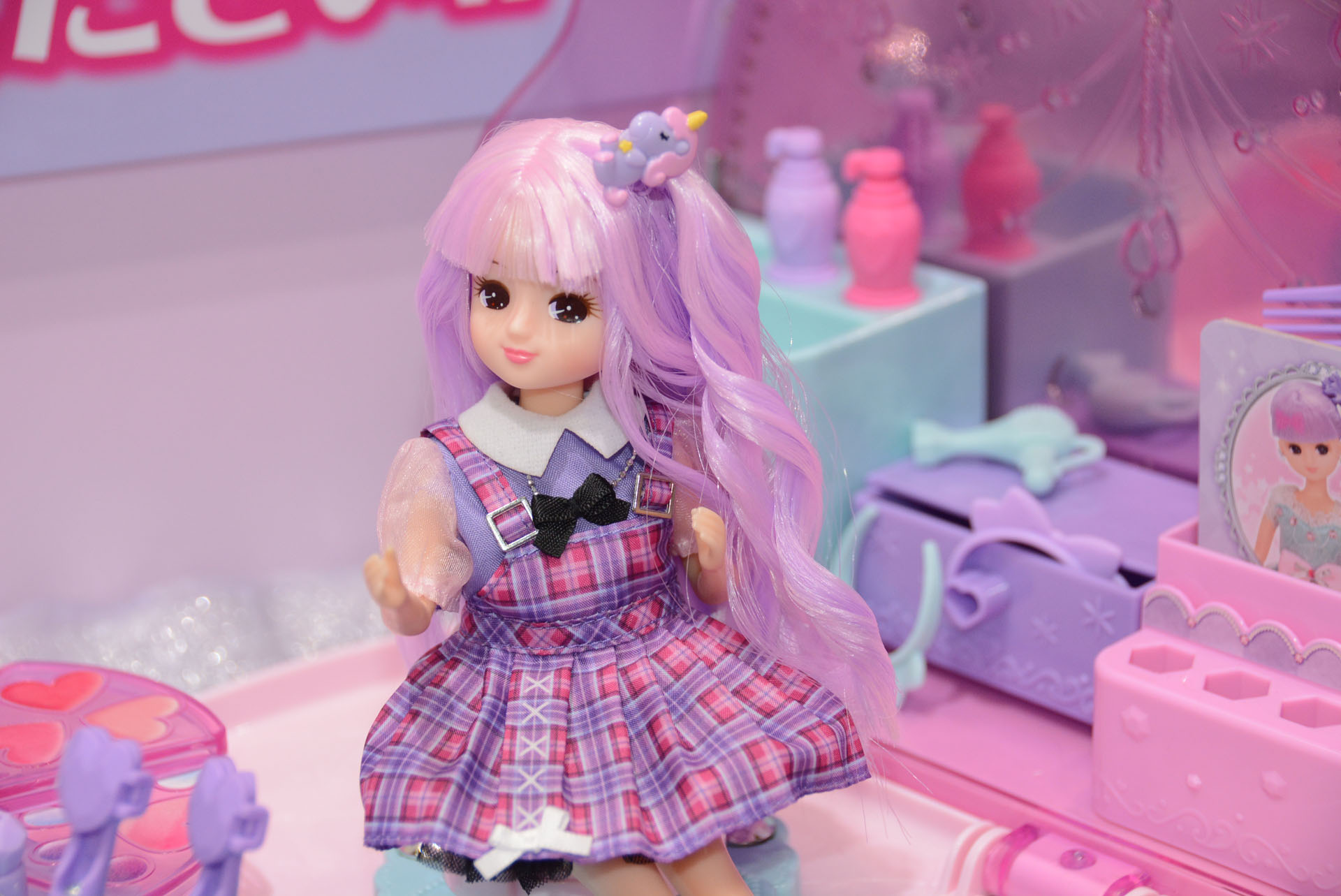 しっかり髪型が変えられて何度でも髪をセットできる新素材の髪を持つ「にじキュンカール リカちゃん」