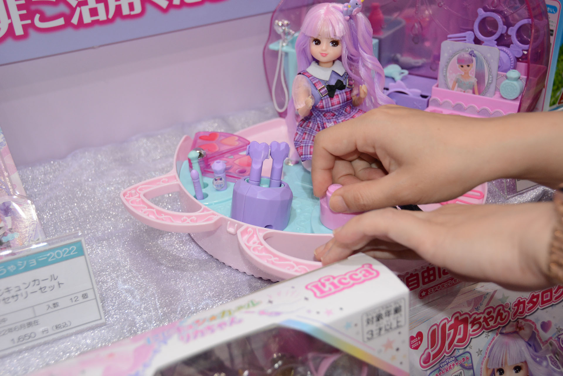 セットする器具や、ジョキジョキ音がするはさみなど充実している