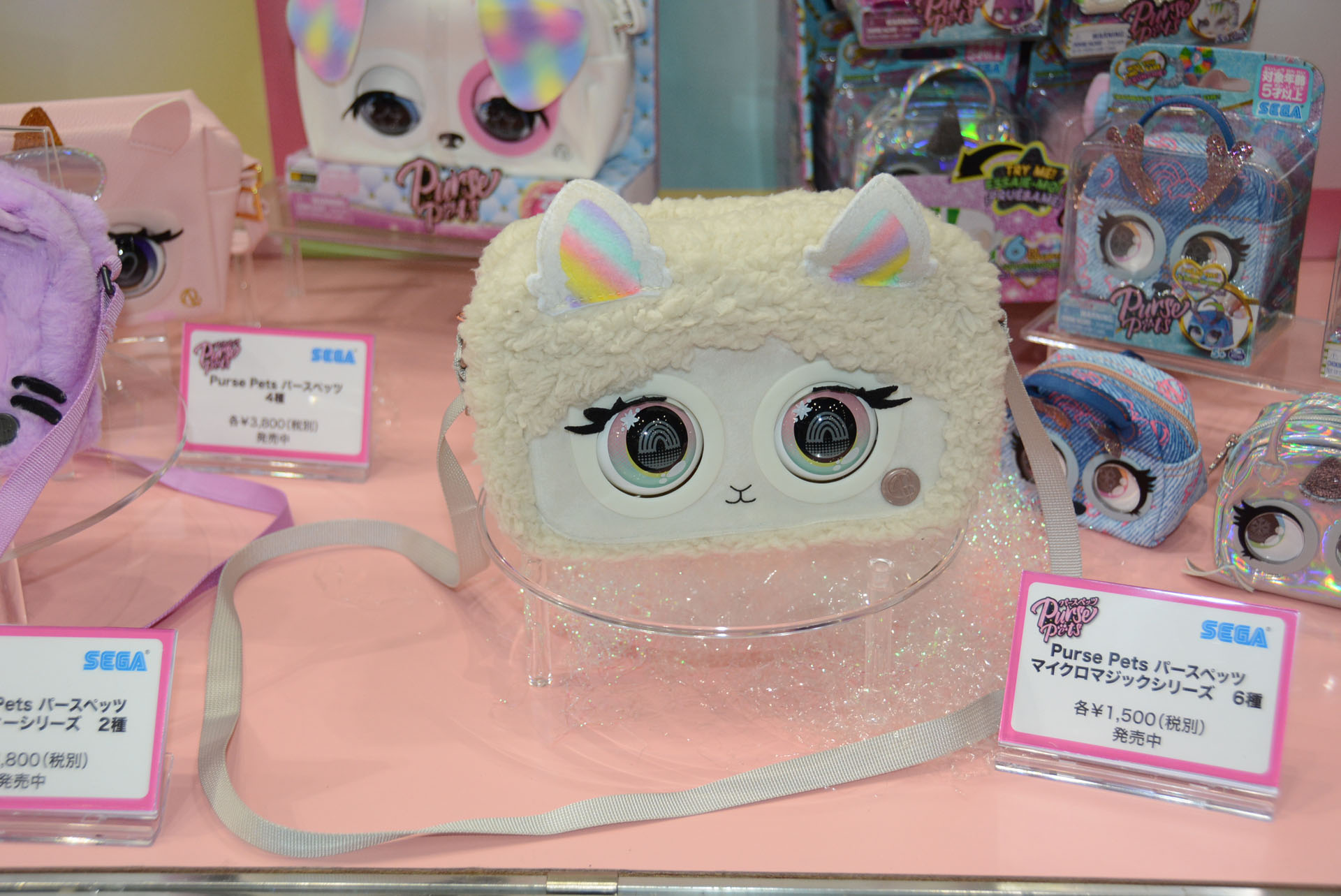 バッグに目と耳がついた「パースペッツ」。2021年11月より展開しており、「パースペッツ フラッフィー」が4月22日発売で、価格は4,180円(税込)